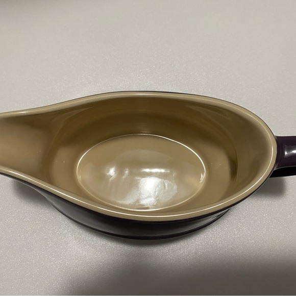New Le Creuset Cassis Gravy Boat - Picture 3 of 4